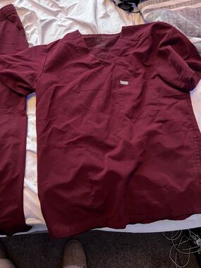 FIGS Men’s V-Neck Scrub Set in Wine Color
